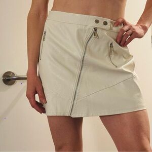 Hot 🔥 😍 White Faux Leather Zipper Mini Skirt - NEVER WORN! Fits like M or size 6